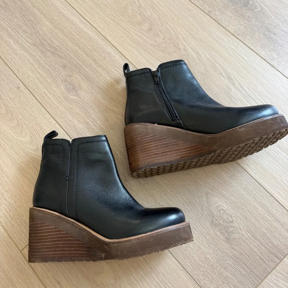 KK Diba True Comet Ride‎ Black Leather Wedge Platform Ankle Boots 8M 37115